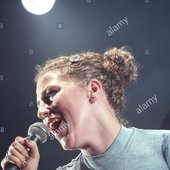 ruth-ann-boyle-of-band-olive-in-concert-on-stage-at-v97-music-festival-E98TPK.jpg