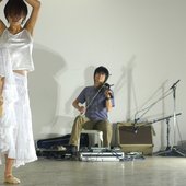 Violin & Dance duo performance. Photo by Yellow (SuperDeluxe)