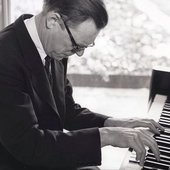 nowak_lionel_at_piano.jpg