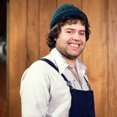 Paul-Henry-as-handyman-Benny-Hawkins-216671.jpg