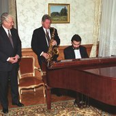 President_Bill_Clinton_plays_tenor_saxophone_for_Boris_Yeltsin.jpg