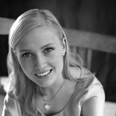 elli-vallinoja_headshot_bw_.png