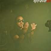 Off the \"Hollalaluuie\" video set