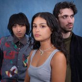 1726794752_Honeyglaze-an-indie-rock-trio-from-South-London-including-members.jpg