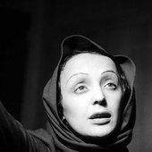 1940-Edith-Piaf-joue-dans-la-piece-Le-Bel-Indifferent-aux-Bouffes-Parisiennes-au-cote-de-Jean-Cocteau..jpg