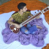 Vinadhara Vassuprem (violão, guitarra, djambe e voz)