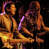 Jono Manson (left) accompanies Scott Rednor
