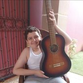 Carlos de mayo cuando le compraron su guitarra