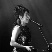 Akiko-Shikata-Live-2006-05.PNG