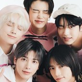 txt group photo