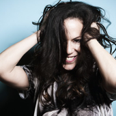 Bebel Gilberto - Foto de Acervo Web - Autor não mencionados.png