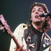 Paul-McCartney-WINGS-1976-Far-Out-Magazine-1140x855.jpg