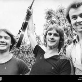tyneside-rock-group-goldie-celebrate-their-first-record-making-up-B5F9Y8.jpg