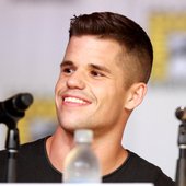 1200px-Charlie_Carver_by_Gage_Skidmore.jpg