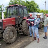 mink (traktor, Vér keze, Tüdő, Vér, Ogre) szerelmünkkel és turnébuszunkkal, egy szép nagy piros traktorral