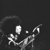 Caetano acompanhado dos Mutantes faz um discurso inflamado no FIC de 1968 