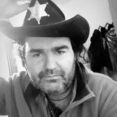 Rosario Muniz nei panni di cowboy statiunitense Texas
