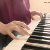 Ryli playing the keys during practice