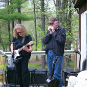 Tom & Leo play an outdoor party