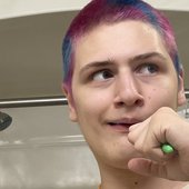 Seven be brushing teef