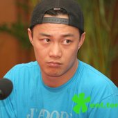 é™ˆå¥•è¿…å§”å±ˆè¡¨æƒ…ï¼ˆæ‹æ‘„äºŽã€Šæžªæž—æ‹æ›²ã€‹æ–°é—»å‘å¸ƒä¼šï¼Œä¸Žå‘¨ä¸½æ·‡ã€‚ï¼‰