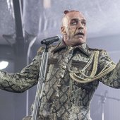 2122885466-band-rund-rammstein-frontmannn-till-lindemann-frankfurt-politisches-statement-abgegeben-1JkvZYJ2q4ea.jpg