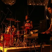 Pepeu Ruas (Percussão), Kelvin Santos (Bateria) e Roberto Ribeiro (Teclado)