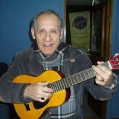 Luis "Checho" González tocando su guitarra.