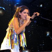 Manu canta a Invasão do Sol