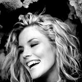 Jennifer Paige '08