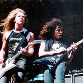 Metallica-metallica-32502674-500-327.jpg