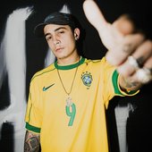 Mc Hariel usando a camisa de 1998 do Brasil que será relançada pela Nike em breve.jpg