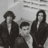 Flow de los 90’sFotógrafo- @andresblancoph Stylist- @lushiamassiani Agradecimiento- @vibe.vzla @retro.storevzla (1).jpg
