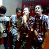 Da esquerda para a direita: Davi (Vocal), Denisson (Amigo), Jorge (Vocal) e D-TOX (Baixo)
