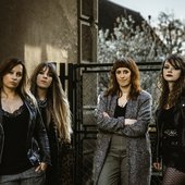 les-fallen-lillies-ont-10-ans-marine-helene-ludivine-et-laura-concoctent-une-belle-fete-pour-l-occasion-photo-dorine-maillot-1696835158.jpg