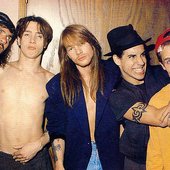 who's that guy in the middle? axl rose? :D:D