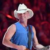 Kenny-Chesney-1525110287-940x470.jpg