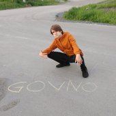 Сергей Крылатый на фоне надписи "GOVNO"