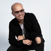 RoRo Yone - PR Pose