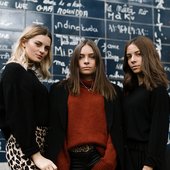 Aöme-le-trio-de-soeurs-révélé-par-Youtube-le-prescripteur-interview-photo-solenne-jakovsky.jpg