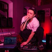 дурик, слезь, упадешь ведь