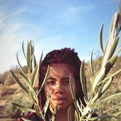 Kelis, picking olives