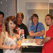 礼美 Remi (front left)