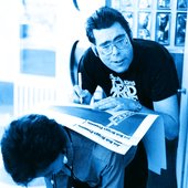 stephen-king-signing-a-poster-for-a-fan-in-1985-v0-fyihctld41lc1.jpg