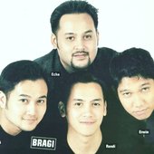 1630930-potret-lawas-aldi-bragi-jadi-vokalis-band.jpg