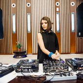 Lola Palmer dj