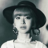ADORA (아도라) 1st Mini Album [Adorable REbirth]