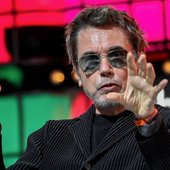 Jean-Michel-Jarre-Photo-Horacio-Villalobos-Corbis-Getty@2000x1500-696x522.jpg