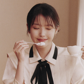 IU 2025 SEASON'S GREETINGS