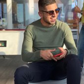 Buman sonriendo con gafas de sol – Pantalón negro